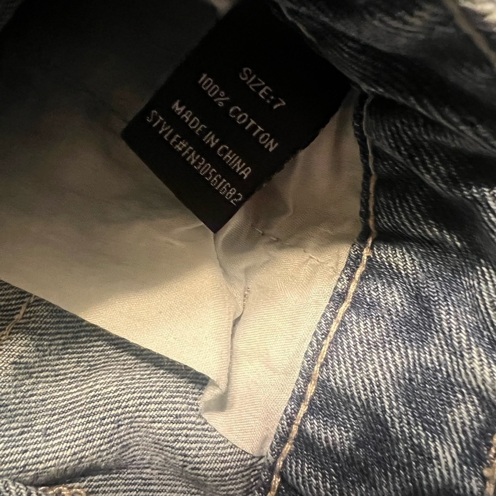 Fashion Nova Non Stretch Cargo Shorts - Medium Wash (7). NWOT - Picture 6 of 6